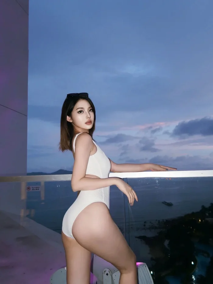 281+ ảnh gái xinh mặc bikini màu trắng sexy nóng bỏng mắt