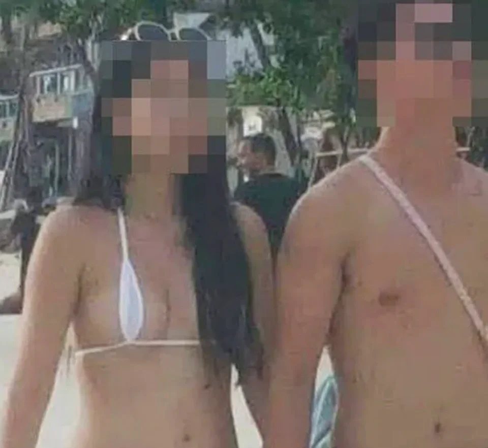 Hai gái mặc bikini đi dạo trong không gian ngoài trời nhiệt đới