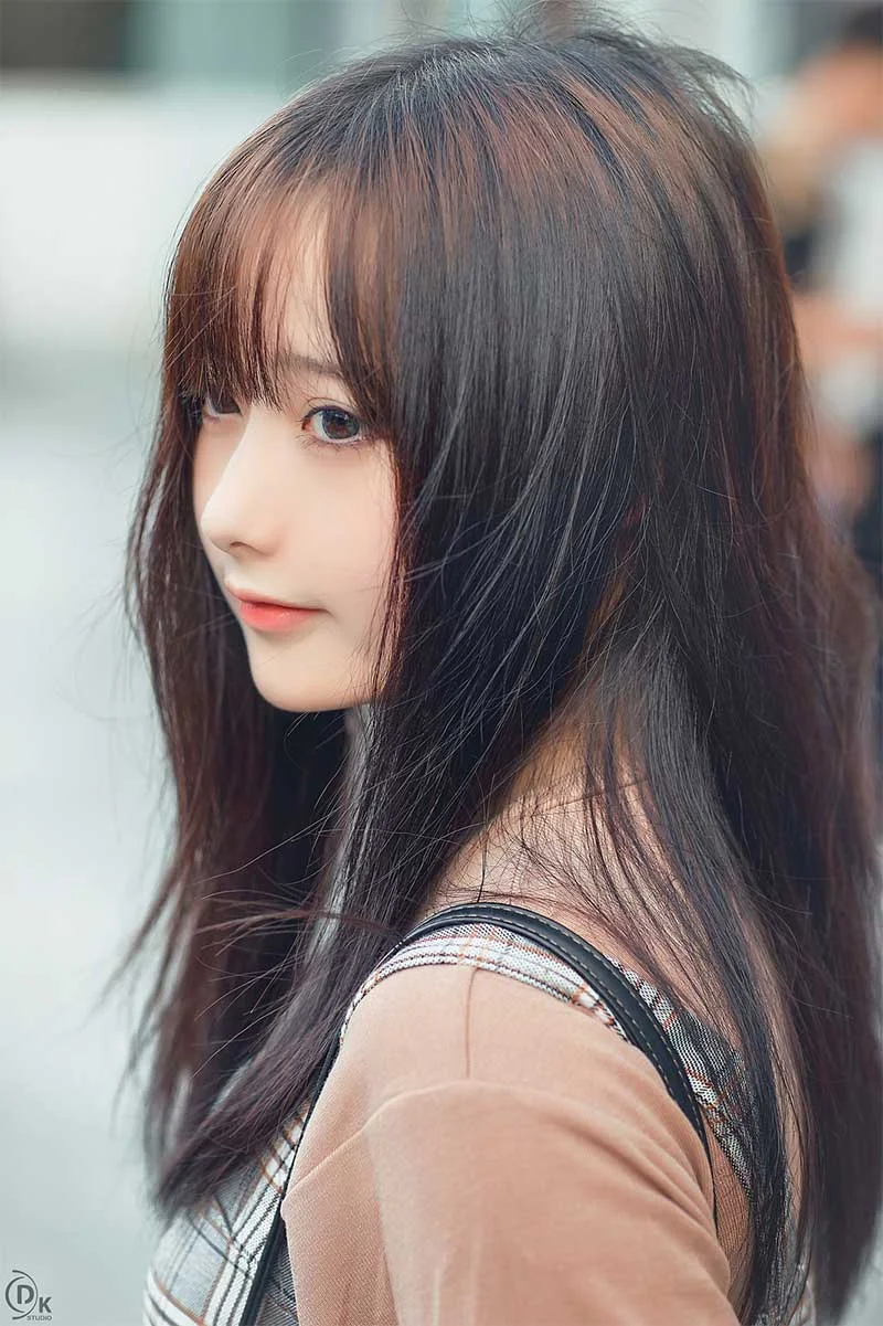 Chân dung cô gái xinh đẹp có mái tóc đen tự nhiên