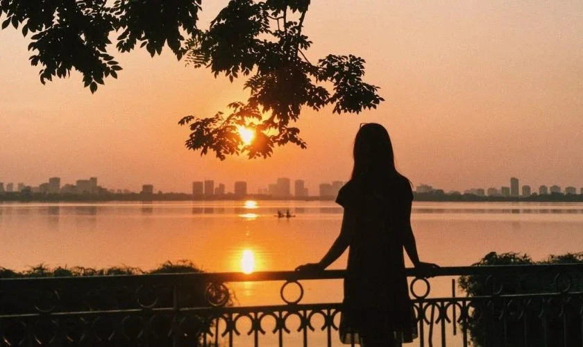 Hình ảnh buồn hoàng hôn, cô gái cô đơn