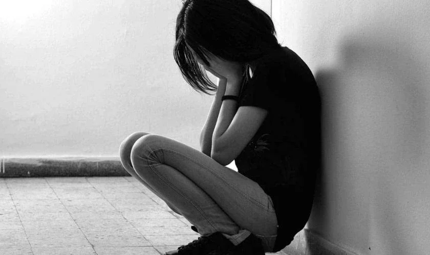 Ảnh girl che mặt buồn miễn phí tải