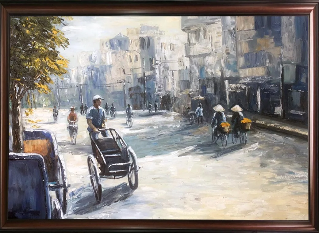 Tranh sơn dầu phố xá Hà Nội xưa với chiếc xe xích lô và người đi bộ trên đường làng