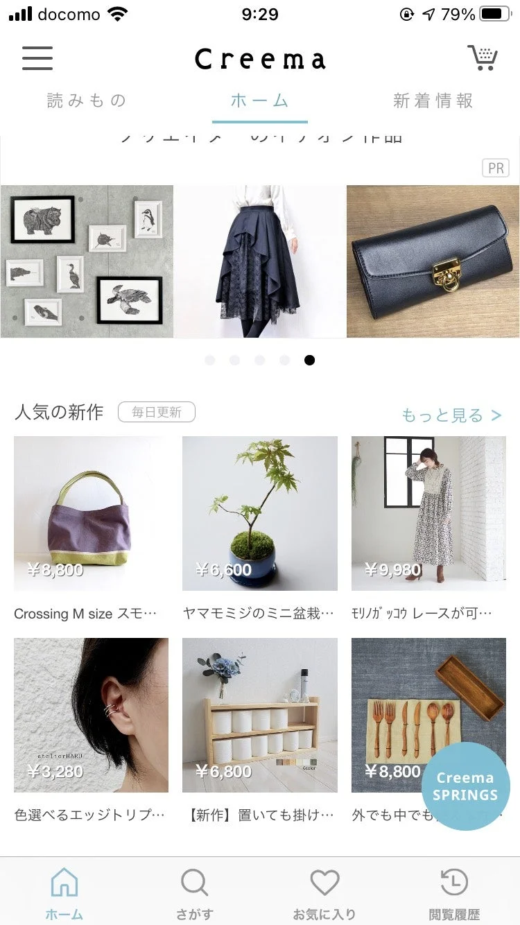 Phụ nữ đứng cạnh cây thông Noel cầm hộp quà trang trí