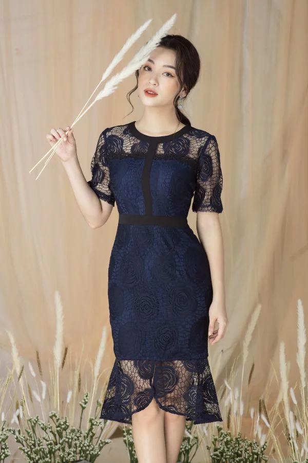 Chiếm trọn spotlight chốn công sở với mẫu đầm ren tuyệt đẹp