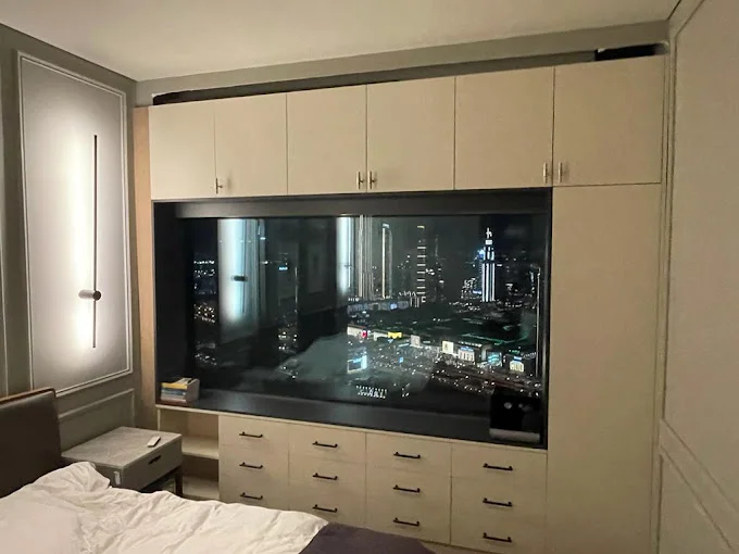 Tủ quần áo âm tường màu kem trong phòng ngủ