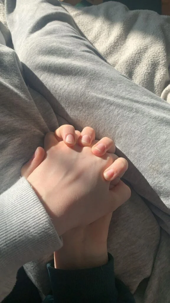 Hình ảnh đôi tay nắm nhau lãng mạn thể hiện tình yêu