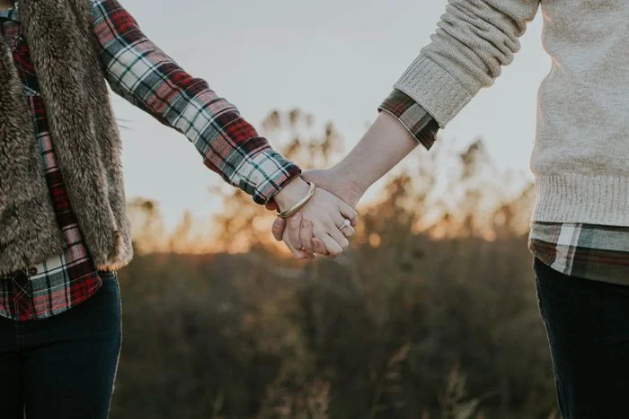 Ảnh nắm tay lãng mạn của cặp đôi trong ánh hoàng hôn