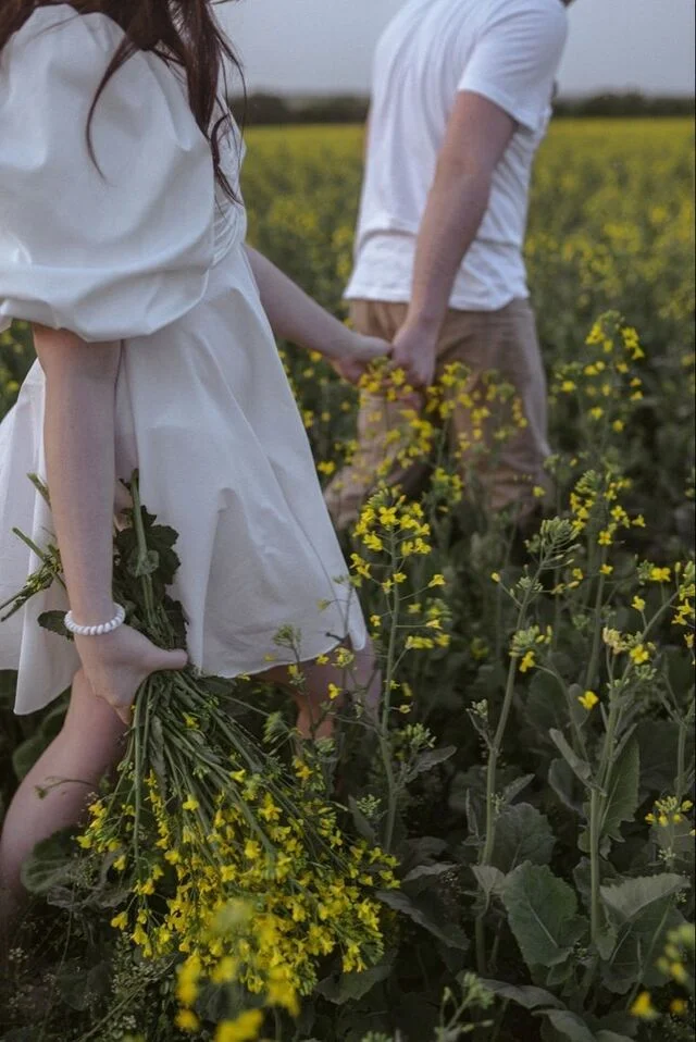 Chụp ảnh bàn tay đôi trong rừng lãng mạn và tự nhiên