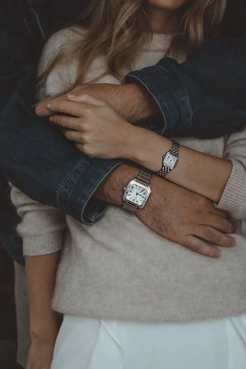 Hình ảnh đôi bàn tay thể hiện sự gắn bó và che chở nhẹ nhàng