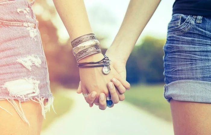 Ảnh nắm tay đầy tình cảm và ý nghĩa của hai người bạn thân