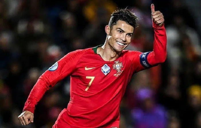 hình ảnh ronaldo giơ ngón tay cái trong màu áo tuyển bồ đào nha