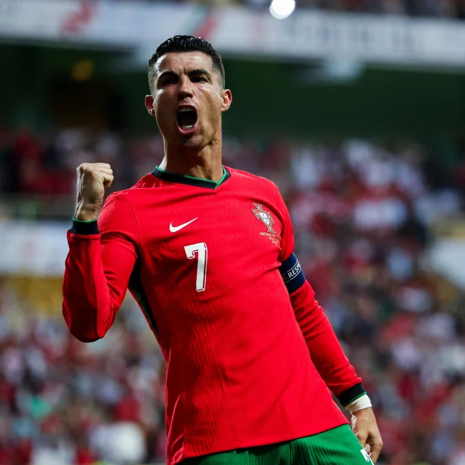 Choáng với ảnh Ronaldo lần đầu dự Euro sau 2 thập kỷ