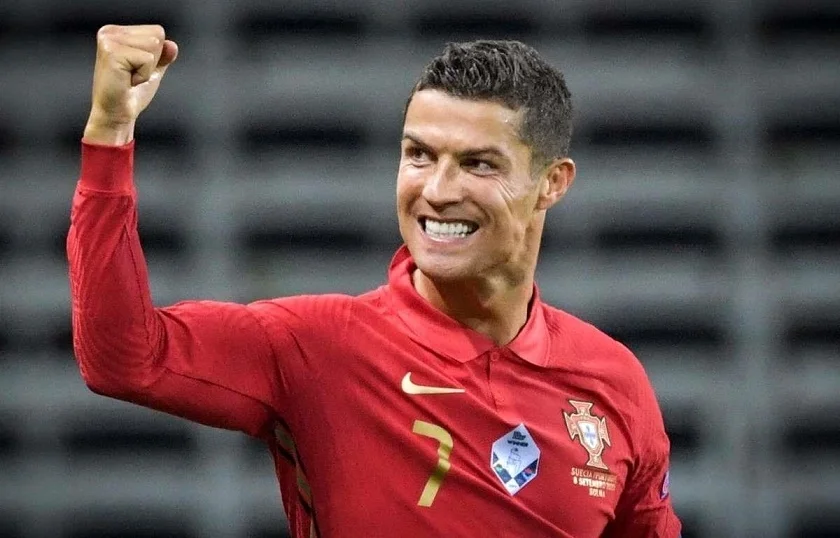 hình ảnh ronaldo ăn mừng với nắm đấm giơ cao trong áo đấu đỏ số 7 của đội tuyển Bồ Đào Nha trên sân vận động