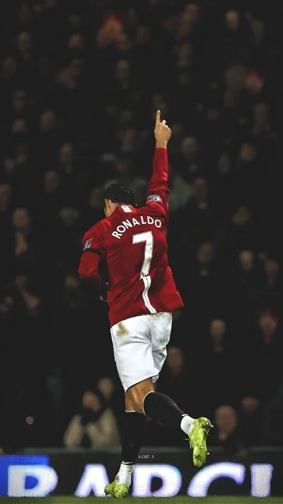 hình ảnh ronaldo từ phía sau ăn mừng ngón tay chỉ thiên