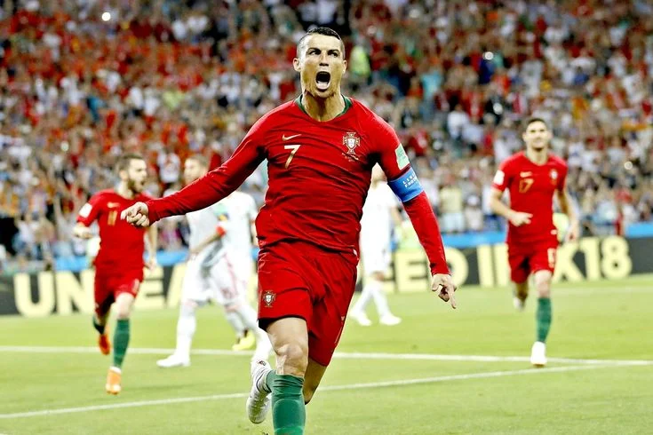 hình ảnh ronaldo ăn mừng cuồng nhiệt cùng bồ đào nha