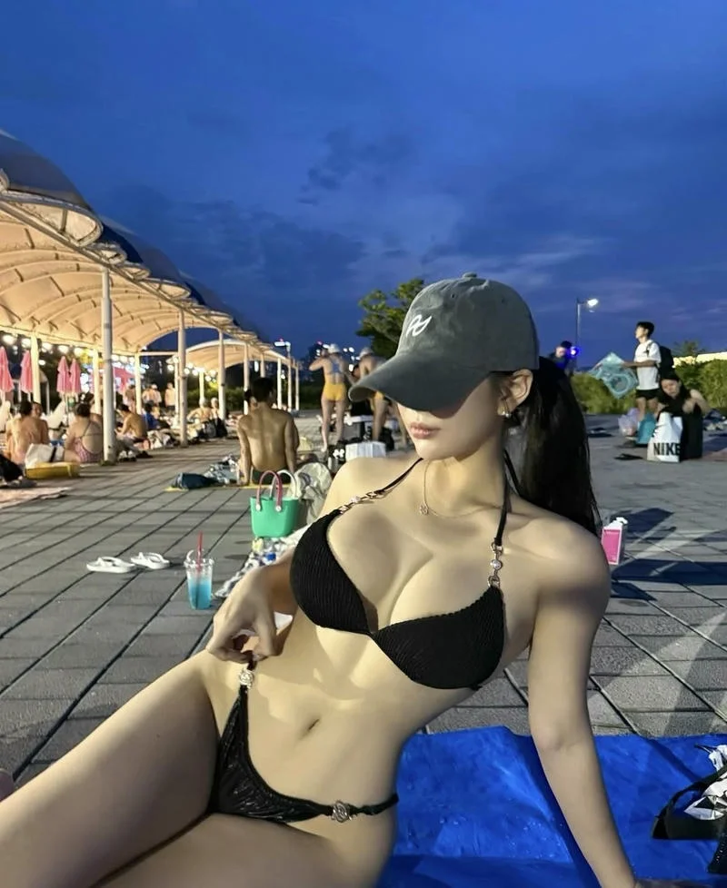 Ảnh gái xinh khiêu gợi khoe da óng ánh