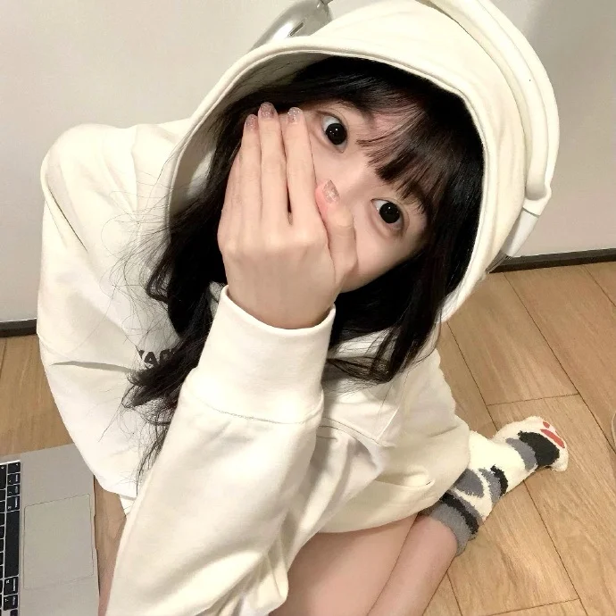 Ảnh đại diện fb cô gái dễ thương đội mũ tai nghe trắng, che mặt bằng tay trên sàn gỗ