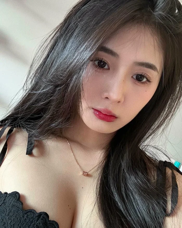 ảnh quỳnh alee bikini với tạo dáng tự nhiên