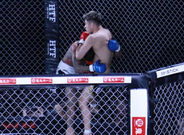Hai võ sĩ ôm siết nhau trong lồng MMA