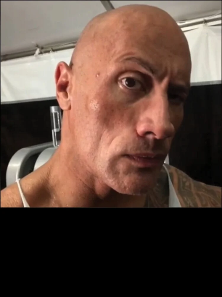 meme the rock nhướng mày nổi tiếng trong phòng tập