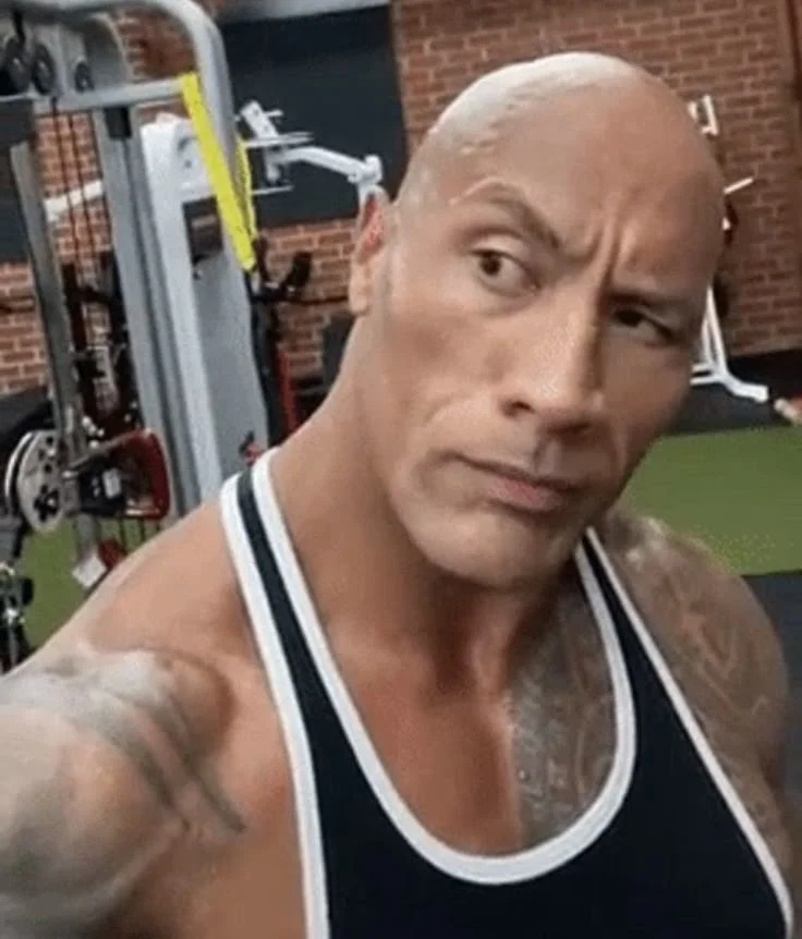 Meme The Rock nhướng mày biểu cảm hài hước trong phòng gym