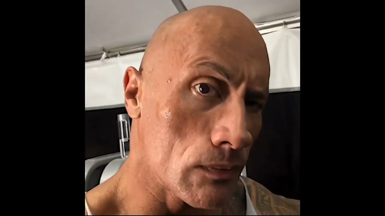 Cận cảnh meme The Rock nhướng mày với vẻ mặt ngạc nhiên hài hước