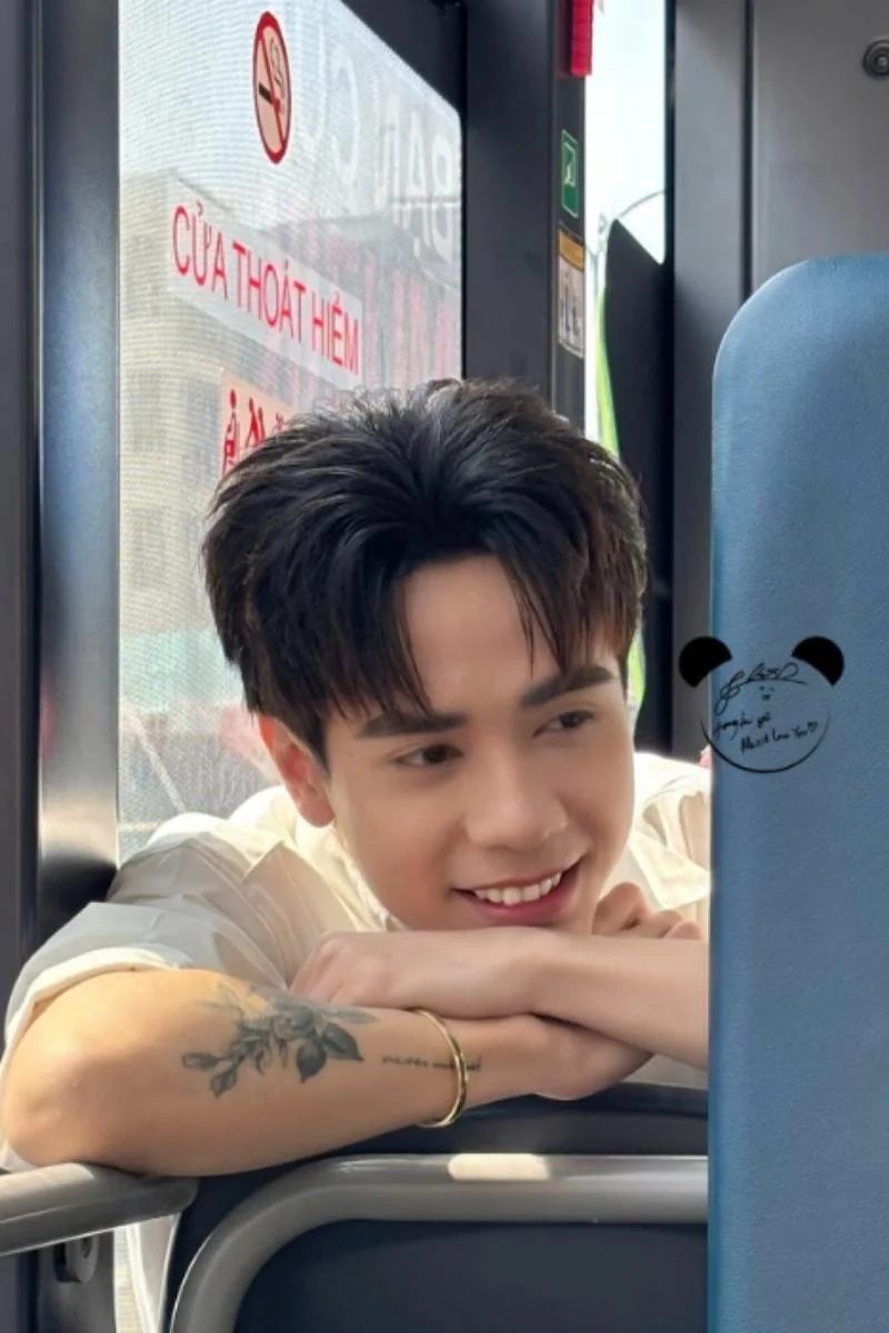 Hình ảnh cận cảnh ca sĩ Quang Hùng MasterD tươi cười rạng rỡ khi đi xe buýt