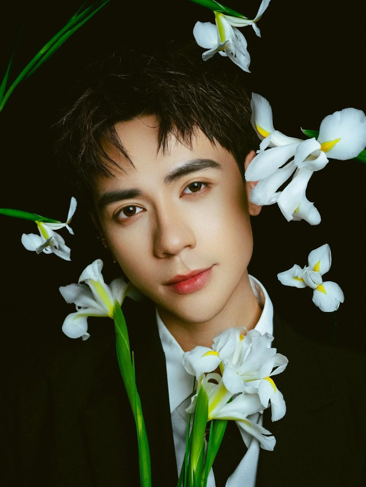 Ảnh chân dung nghệ thuật của ca sĩ Quang Hùng MasterD bên hoa
