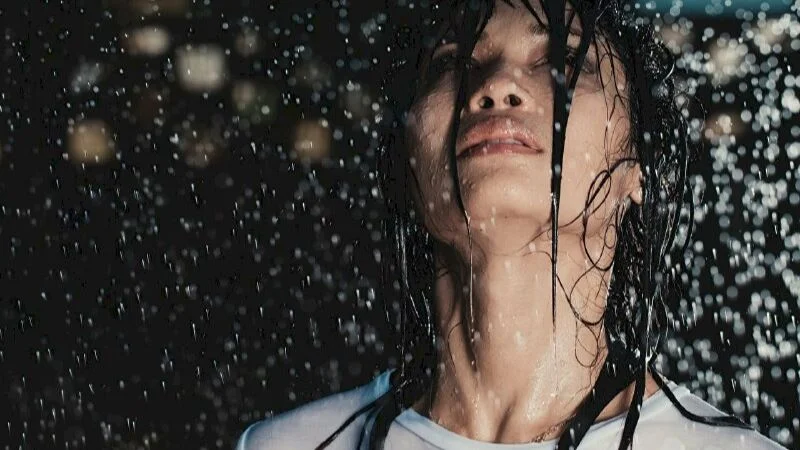 10+ ảnh chill buồn khi đi dưới cơn mưa - hình 7