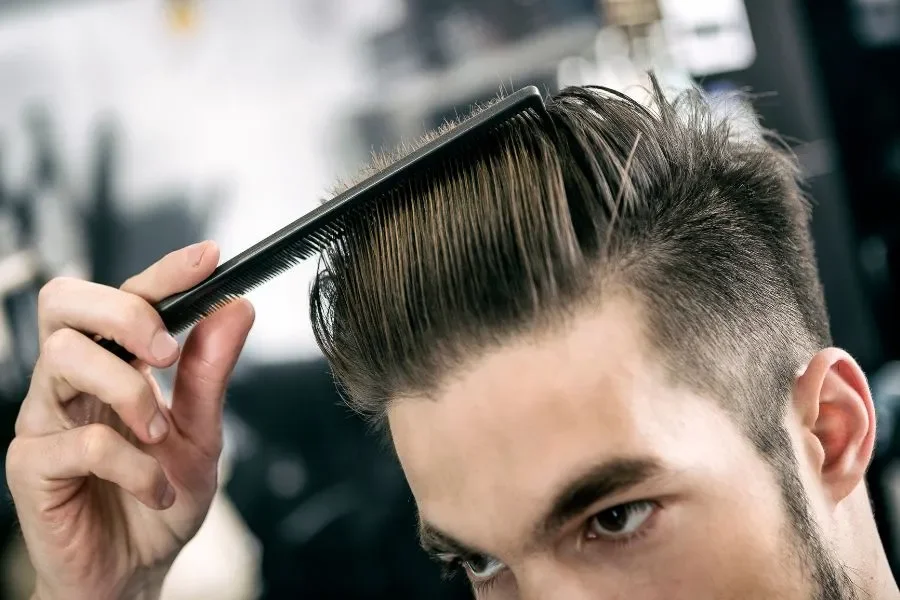 Người thợ đang tạo kiểu tóc layer nam chuyên nghiệp tại salon