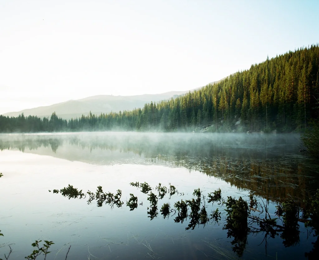 Ảnh chụp hồ Bear Lake ở bang Utah, Mỹ, bằng máy ảnh Pentax 67 bởi tác giả Trend Davis