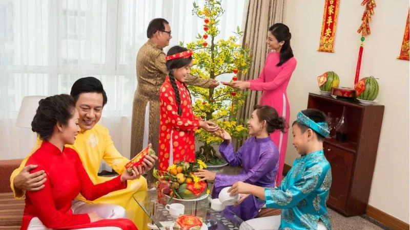 Gia đình mặc áo dài sum họp ngày Tết