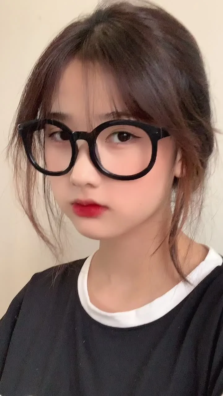 Ảnh gái xinh cute đeo kính đen thời trang