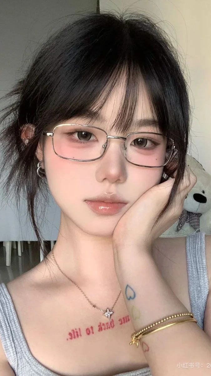 Cô gái xinh cute đeo kính cận tạo dáng nhẹ nhàng
