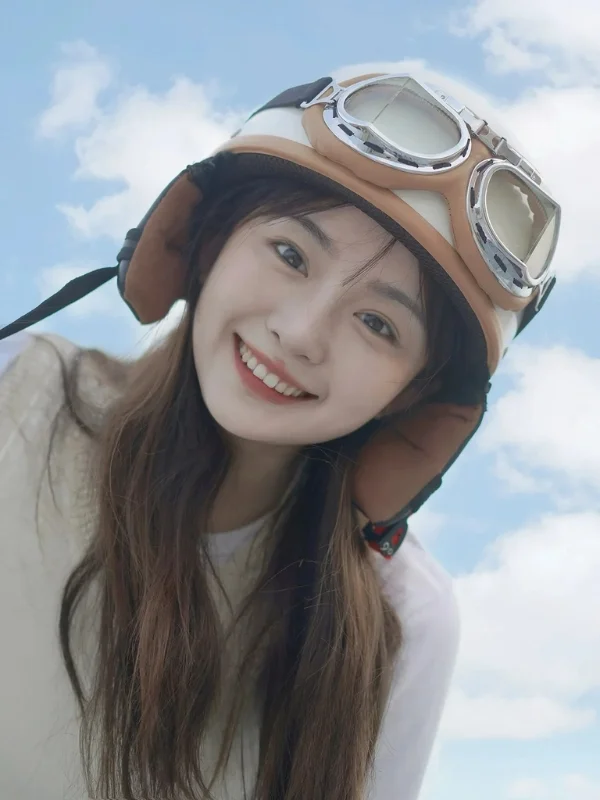 Ảnh gái xinh cute đội mũ phi công độc đáo