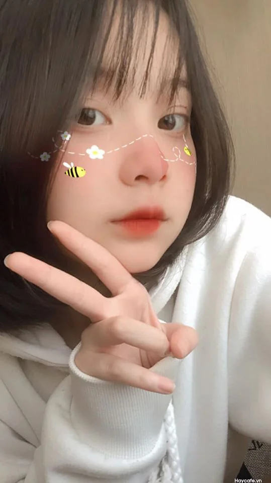 Cô gái xinh cute chụp ảnh selfie với sticker đáng yêu