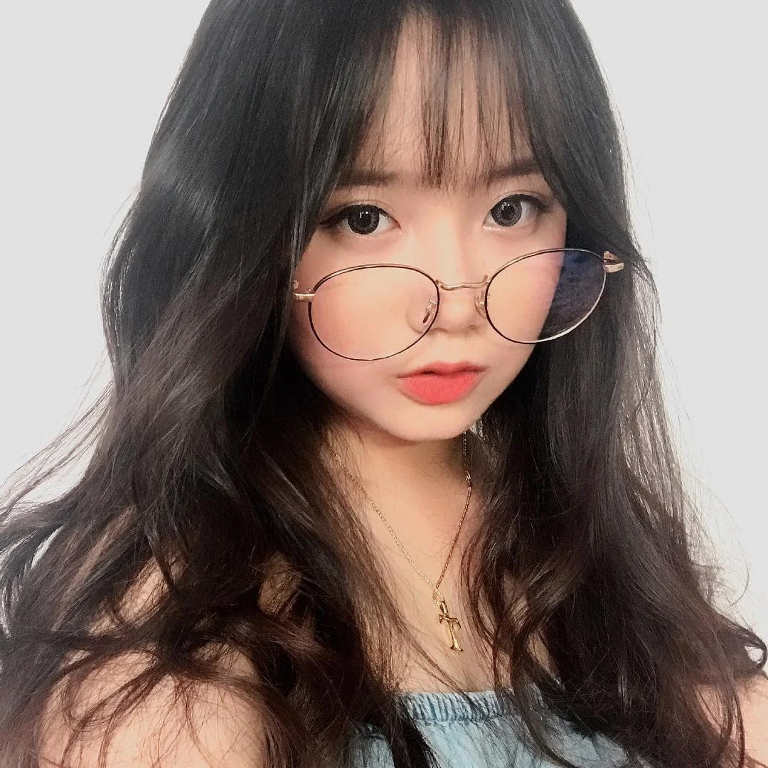 Ảnh gái xinh cute đeo kính gọng tròn