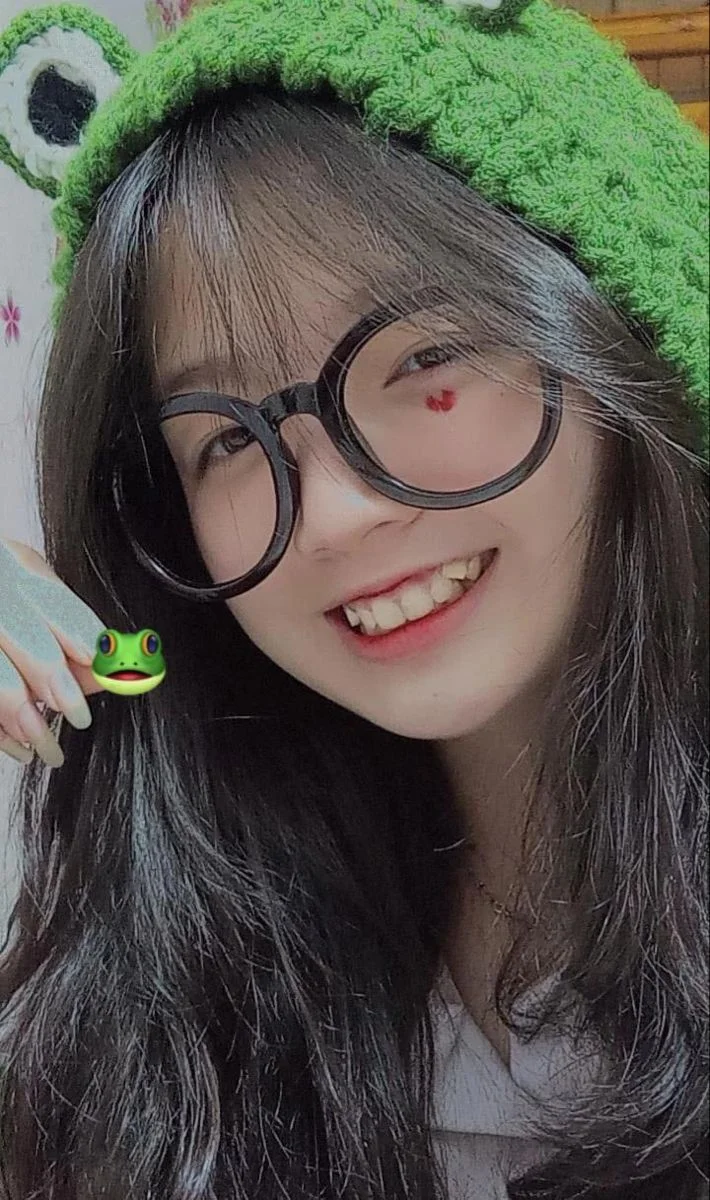 Ảnh gái xinh cute đội mũ ếch xanh
