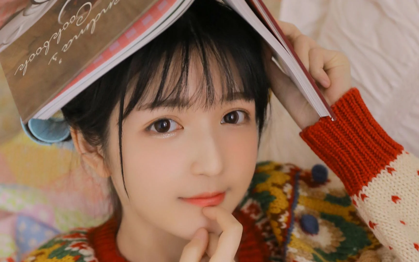 Cô gái xinh cute đọc sách với phong cách mùa đông